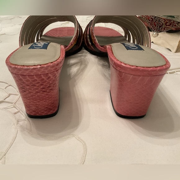 SELBY LEATHER LOOKS LIKE NEW MULTI COLOR BLOCK HEEL SANDALS, SIZE 7 NARROW - Picture 14 of 16